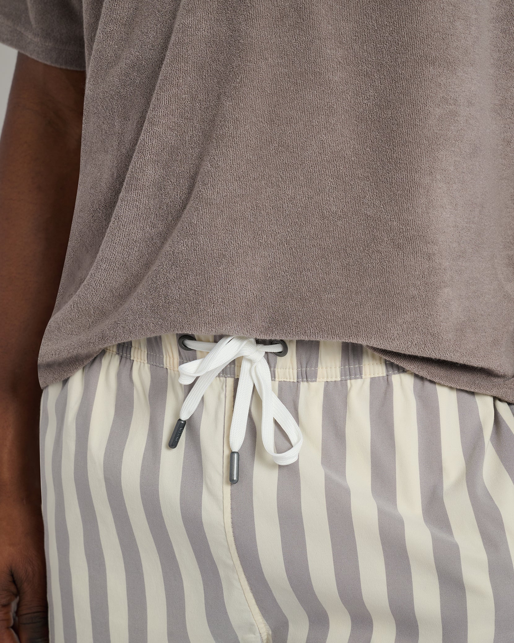 Mens | Charles 4" Swim Trunk | Cinder/Cream - Image 2