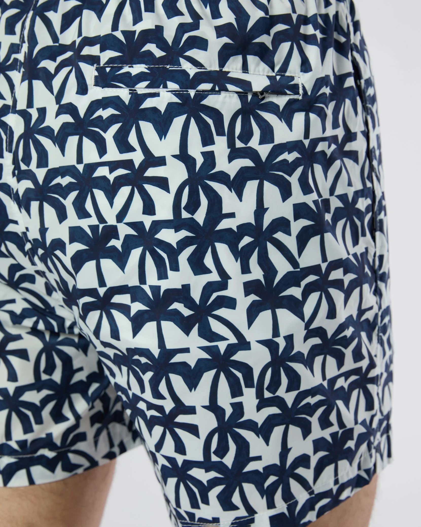 Mens | Charles 5" Swim Trunk | White/Deep Navy - Image 7