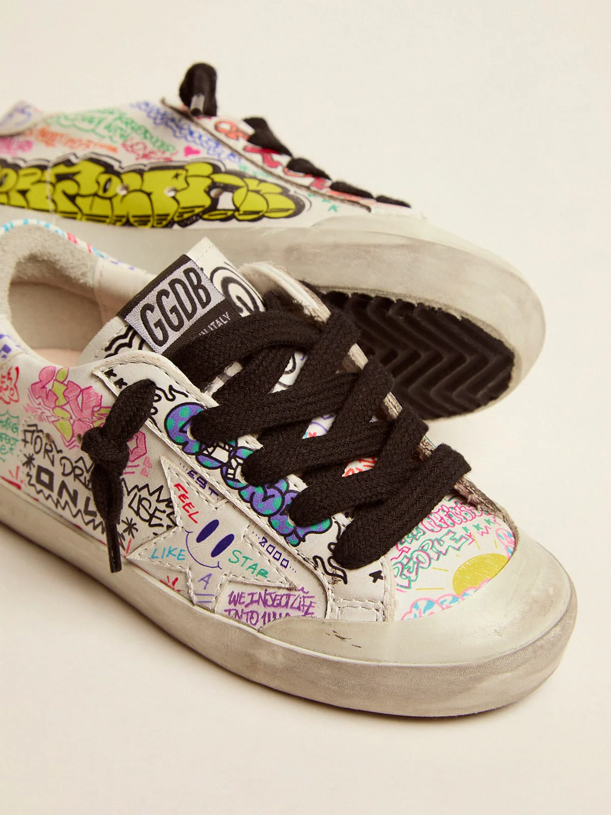 Kids | Young Super-Star Sneakers White Leather with Multicolored Graffiti Print | White x Multicolor - Image 4