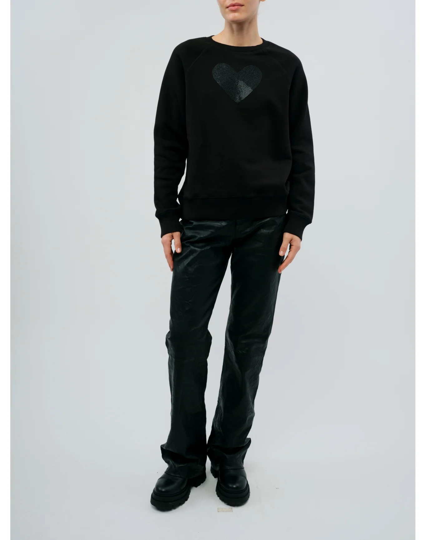 Upper Mo Heart Strass Sweatshirt | Black - Image 2